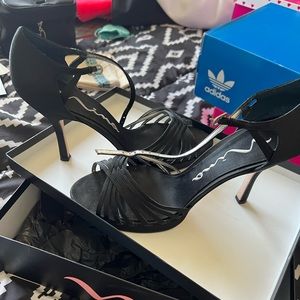 Black classic elegant heel